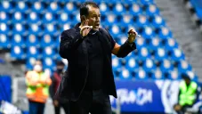 Juan Reynoso da indicaciones en el duelo ante León