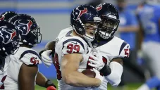 J.J. Watt es felicitado por una intercepción