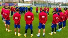 Jugadores de Barcelona guardan un minuto de silencio