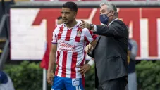 Miguel Ponce recibe indicaciones de Víctor Manuel Vucetich