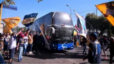 Afición de Pumas alentando a las afueras de Ciudad Universitaria