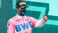 Checo Pérez saluda en el podio