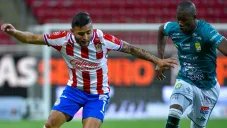 Vega pelea el balón en el partido contra León