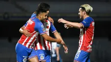 JJ Macías, Vega y Angulo durante un duelo con Chivas
