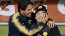 Marioni abraza a Maradona previo a juego entre Pumas y Dorados