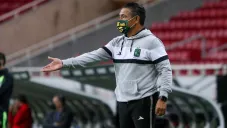 Ignacio Ambriz da indicaciones a sus jugadores