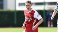 Marcelo Flores en un partido con el Arsenal Sub-18
