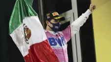 Checo Pérez tras ganar el GP de Sakhir con la bandera de México