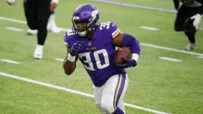 C.J. Ham corriendo hacía la zona de anotación