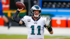 Eagles: Carson Wentz, a la banca; Jalen Hurts, nombrado QB titular
