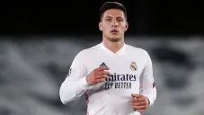 Luka Jovic durante un duelo con el Real Madrid