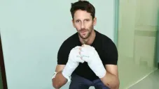 El piloto francés realizando sentadillas