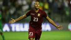 Salomón rondón en un partido con su selección