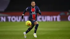 Neymar Jr. durante un duelo con el PSG