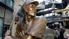 Estatua de un pelotero afroamericano en el estadio de los Pirates