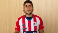 Javier Güemez posa con la camiseta del Atlético de San Luis