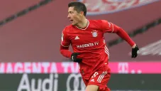 Robert Lewandowski durante un duelo con el Bayern Munich