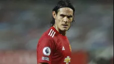Edinson Cavani durante un duelo con el Manchester United