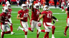 Jugadores de Cardinals celebran vs Eagles
