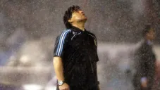 Diego Armando Maradona bajo la lluvia luego de un partido
