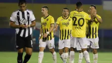 Jugadores de Guaraní festejan el gol de Cecilio Domínguez