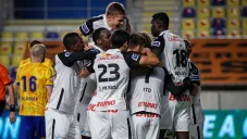 Jugadores del Genk festejan una anotación en Bélgica