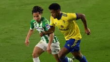 Diego Lainez disputa el balón en el partido contra Cádiz