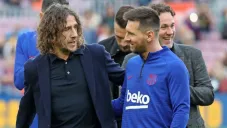 Carles Puyol platica con Lionel Messi en Barcelona