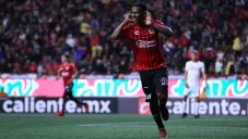 Bryan Angulo durante un partido con Xolos