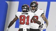 Mike Evans celebra junto a Antonio Brown