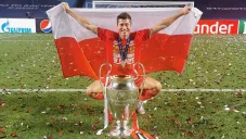 Robert Lewandowski posa con la Champions League