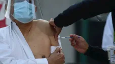 Hombre recibe vacuna contra Covid-19