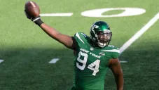 Folorunso Fatukasi festejando la victoria de los Jets