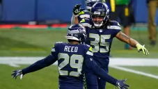 Jugadores de Seahawks celebran ante Rams