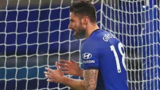 Giroud se lamenta tras una falla ante el Aston Villa