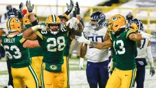 Jugadores de Green Bay en festejo durante el juego ante Tennessee