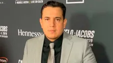 Eddy Reynoso posa para las cámaras antes de un evento