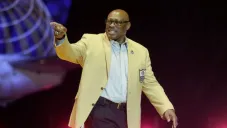 Floyd Little cuando fue inducido al Salón de la Fama de la NFL