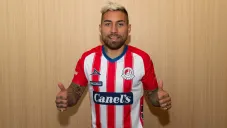 Damián Batallini posa con la camiseta del San Luis