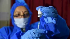 Empleado echó a perder 500 vacunas