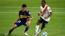 Pelea por el balón en el último Clásico de Argentina