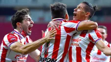 Jugadores de Chivas festejan un gol