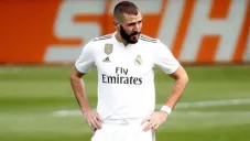 Karim Benzema durante un duelo con el Real Madrid