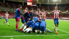 Jugadores de Chivas festejan un gol en el Estadio Akron