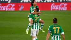 Lainez festeja con Guido un gol del Betis