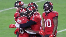 Jugadores de Tampa Bay felicitan a Tom Brady