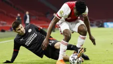 Erick Gutiérrez en acción con PSV ante Ajax