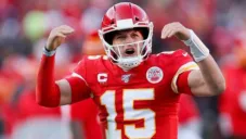 Mahomes alienta a su equipo durante un partido