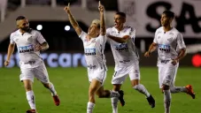 Jugadores de Santos en festejo de gol