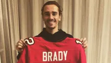 Antoine Griezmann con el jersey de Tom Brady